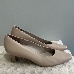 Paul Green nude kitten heel pumps NEW‎
